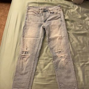 Light wash destroyed skinny jeans